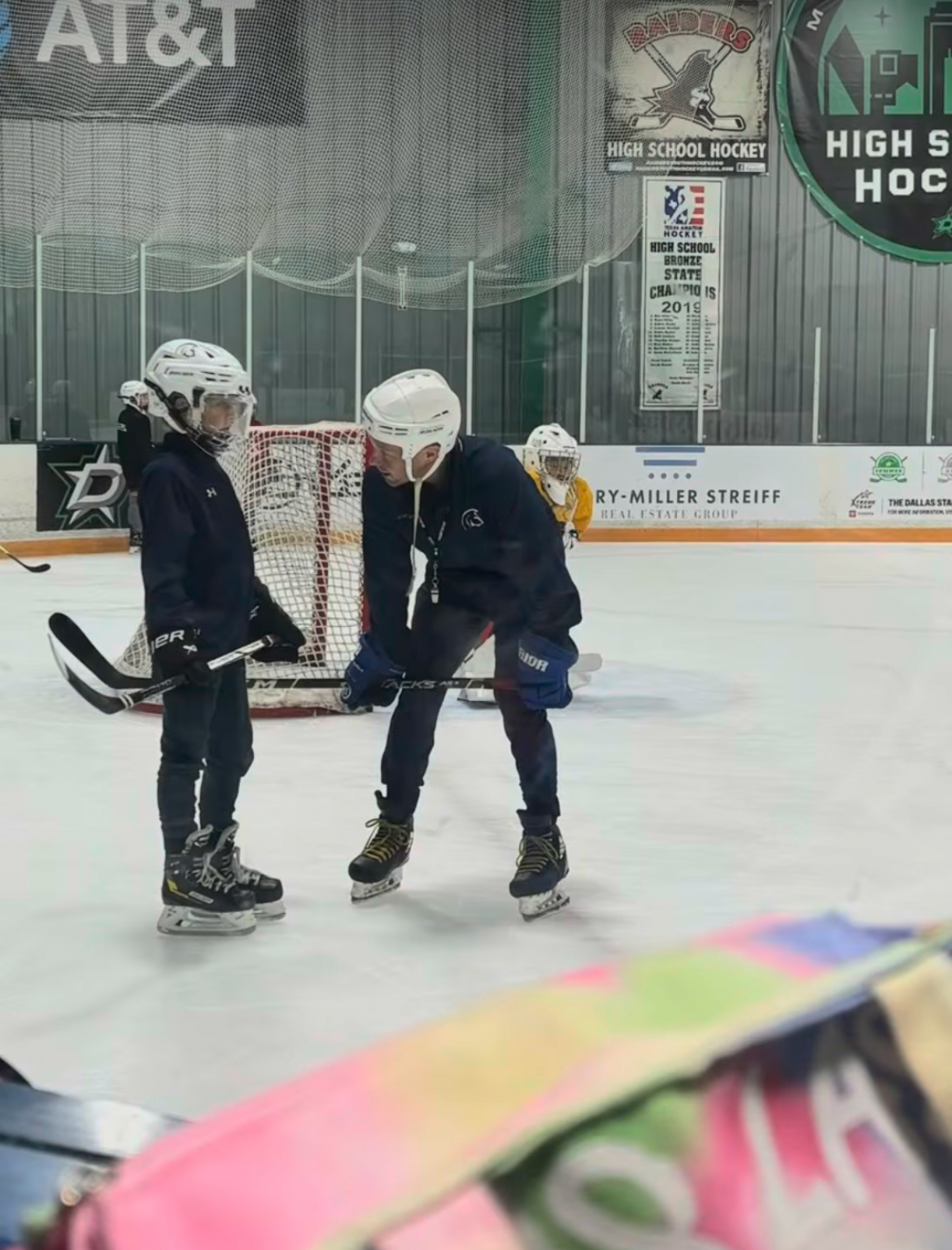 Jarno Karttunen coaching a young player one-on-one
